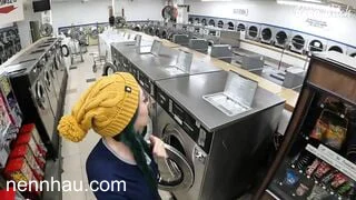 Em gái xinh lột sạch đồ cho vào máy giặt công cộng xem ngay
