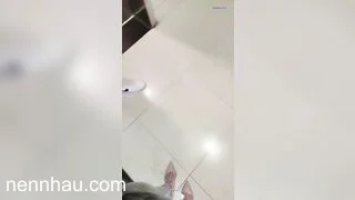 Dâm nữ dâm đãng vào trong TTTM gạ đụ người lạ vào nhà vệ sinh đụ public cực hot