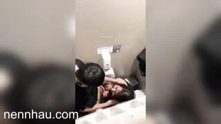 Cực kỳ hot Quay lén cặp đôi trẻ cực dâm lén lút bú cu địt nhau public trong nvs công cộng