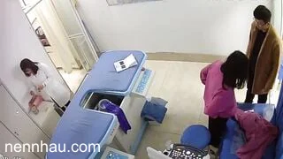 Cực kỳ hot Quay lén anh trai dắt bạn gái vào bệnh viện để bác sĩ tiêm vào mông trần trắng tươi.