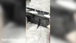Cực đỉnh Video màu vàng_ Một cảnh quay lớn giữ hai con chó cái chân dài trong nhà vệ sinh công