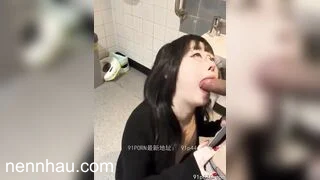 Cặc to nên lúc đi vệ sinh cũng bú không tha hot nhất