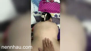 Không thể bỏ lỡ Nay chồng em ở nhà, mà em nứng nên gọi bạn chồng qua vụng trộm lúc chồng ngủ luôn