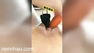 Đỉnh của chóp em học sinh vì nứng lồn mà cái gì em cũng nhét vào