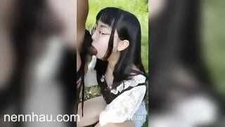 Cô gái đeo kính dễ thương bú cu bạn trai ngoài trời siêu phẩm