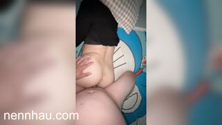 Chơi không bao em mông to quay phim em còn ngại che mặt xem ngay