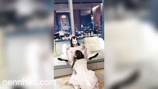 Cosplay hầu gái giống e loli ngồi trên ghế cho e bú cu sướng r đè e ra đụ bắn vào lồn đỉnh của chóp