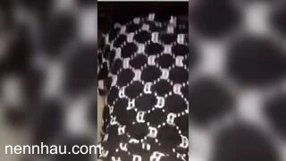 Nữ sinh mới lớn chưa biết đụ sao cho sướng siêu hot