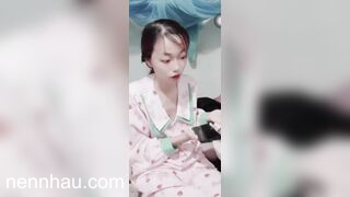 Cực phẩm Yến Nhi lộ hàng khi live bán hàng