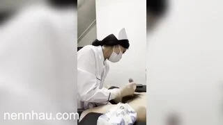 Xem ngay đi khám cu được em y tá sục cu kiểm tra