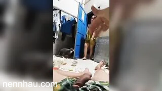 Em hàng xóm thấy cặc tôi chạy vào bú mút luôn tý thì bị chồng nó thấy nóng bỏng