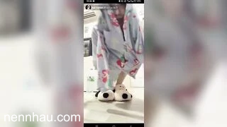 Bom tấn Trả kèo khoe hàng trên live lộ vú đẹp non
