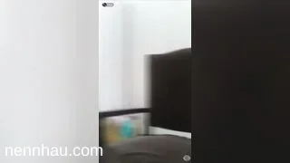 gọi điện cho người yêu thì em lên cơn nứng lồn, thế là lôi dưa chuột ra thủ dâm cực hot