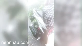 Mưa bão anh không tha còn dẫn em ra đồng doggy xả sữa chua đầy mông cực phẩm