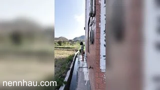 Em gái xinh vừa khoe vú vừa làm cỏ cùng bác nông dân hot nhất