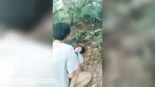 Đi chơi thì thấy thằng bạn thân đang địt nhau trong rừng không thể bỏ lỡ