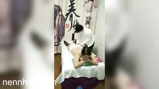 Lộ clip Quay lén Tiệm Massage, Mấy khách nữ mặc bikini, Nhân viên Bóp mông