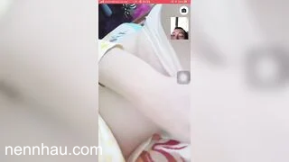 Không thể bỏ lỡ Vợ xếp cho nhân viên của chồng xem vú lồn khi call video