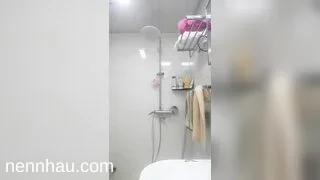 đi tắm thì em lại lên cơn nứng lồn quen thuộc, thé là phải thủ dâm khoe hàng nóng bỏng