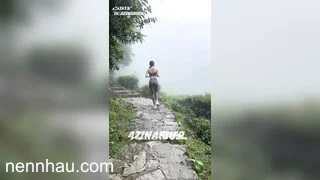 Dâm nữ mặc quần legging bó sát đi leo núi rồi cởi ra khoe mông public nóng bỏng