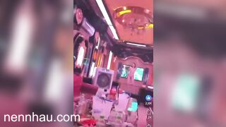 Xem ngay Đi hát tay thì ôm mấy e đào thoát y mắt ngắm các e đứng nhảy chỉ có ở karaoke VN