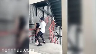 Cực hot Giao lưu với người lạ ngay cầu thang bộ chắc hổng ai thấy đâu pulic Việt Nam nó chất.
