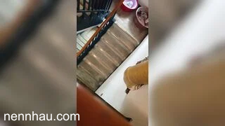 Xem ngay Trốn mẹ cùng bé e họ đi thang máy xún cầu thang chung cư bắt e sục cặc bú cu dùm mình
