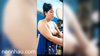 MBBG KHOE VÚ BỰ TRONG LÚC NẤU ĂN CHO BỒ TRẺ siêu phẩm