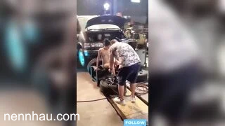 Em người mẫu xinh đẹp khoe nude bốc lửa lộ cặp vú to trong gara ô tô cực nứng