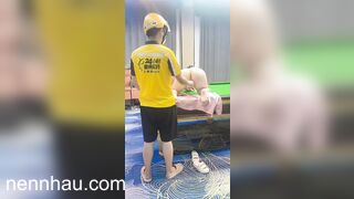 Cực kỳ hot Anh shiper may mắn và 2 em gái xinh nứng lồn trong quán bida