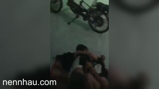 Nóng bỏng 2 em hsinh c3 lén lút thủ dâm cho nhau bị hàng xóm phát hiện