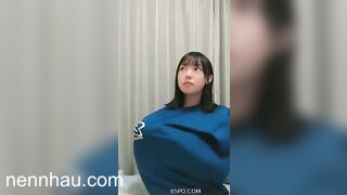 THẦY GIÁO SỐ HƯỞNG ĐƯỢC BÉ HS VÚ TO NHẤT LỚP CHO XEM cực phẩm
