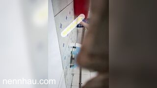 Đỉnh của chóp Quay lén chị hàng xóm nhà cúp nước qua xin tắm nhờ phát hiện chị thủ dâm cực cuốn.