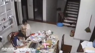 Anh họ đang làm việc mà em gái 16 tuổi trần truồng qua lại như muốn gả đụ anh trai. nóng bỏng