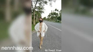 Mới nhất Dâm nữ vú bự khỏa thân đi dạo show public ngoài đường lớn nhiều xe qua lại #3