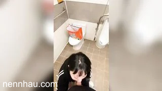 Nóng bỏng Nứng cặc lôi bạn thân bắt em bú cu trong toilet trường