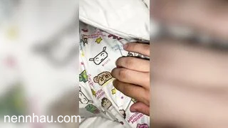 Không thể bỏ lỡ Làm liều lúc con em họ ngủ say, xoa xoa rồi ngửi lồn của nhỏ