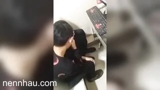 Đỉnh cao Máy bay dâm dụ 2 cu cậu mới lớn vào nhà nghỉ rồi gạ địt