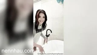 hannahowo xinh đẹp lột đồ khỏa thân show hàng cười tươi như hoa khi đi tắm chất lượng cao