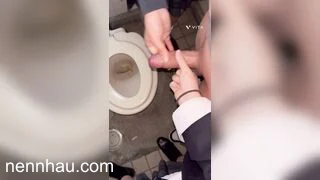 2 em học sinh thủ dâm cho bạn thân trong nvs công cộng đỉnh của chóp