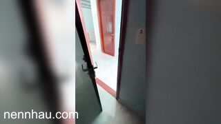 “Xin m đấy, đóng cửa vào đi người ta phát hiẹn mất” địt nhau trước cái cửa mở toang cực ngon