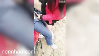 Cực phẩm Đang chở nhau đi chơi nứng quá đè nhau ra địt ngoài đường luôn kích thích sướng vl ra
