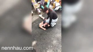 Bom tấn Đánh ghen quá gắt bà vợ xé sì líp của ả nhân tình trước đám đông.