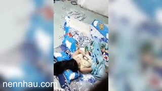 quay lén con em gái mới cấp 2 đã biết móc l thủ dâm cực nứng