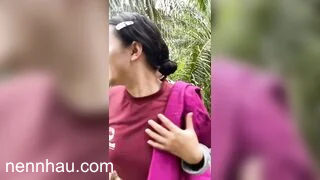 loạn luân em trai và chị họ lén lút dẫn ra sau vườn địt nhau vì sợ người nhà biết nóng bỏng