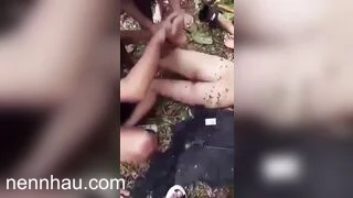 Chất lượng cao Ăn chơi lêu lỏng bỏ học em học sinh 17 tuổi bị đụ tập thể ở bãi đất hoang vắng.