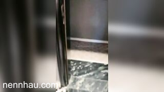 Rung tê cả púm lun, lễ có ai dẫn đi chơi hông, bú cu bạn tình trong thang máy cực ngon