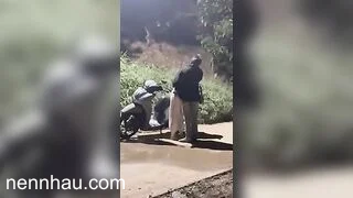 Quay lén thằng bạn chở b gái về nhà mà đứng hôn nhau lén lút mò vú ẻm ngoài đường cực đỉnh