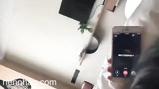Đang Địt Nhau Với Anh Hàng Xóm Trong Khách Sạn Thì Chồng Gọi Về cực kỳ nóng