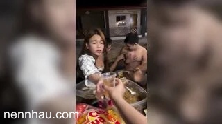 Ăn nhậu cùng đám bạn em gái ngứa lồn kéo sì líp gãi lộ hết cả mép lồn. đỉnh của chóp